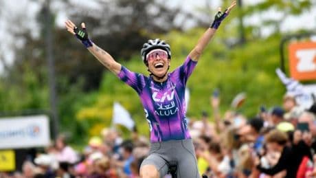 Mavi Garcia, la doyenne du Tour de France, lève les bras à Quimper sur la deuxième étape