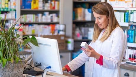 Contratto farmacisti, Federfarma offre 180 euro di aumento