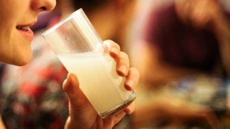 Bilim insanlarına göre alkollü içki tüketimini azaltmanın basit bir yolu var ve işe yarıyor