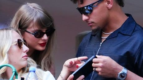 Taylor Swift, on Travis Kelce Podcast, Says She Ignores Internet Noise