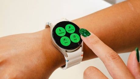 Samsung fans pick up £9 a month Galaxy Watch7 - plan costs pennies per day