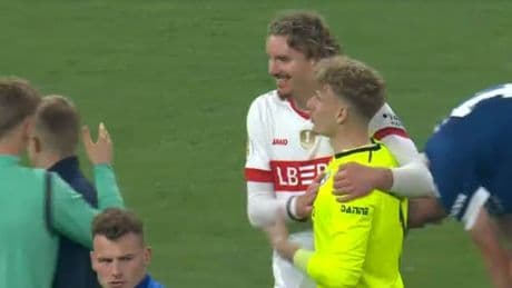 Direkt nach dem Spiel zeigt Stuttgarts Wunderknabe eine ganz große Geste