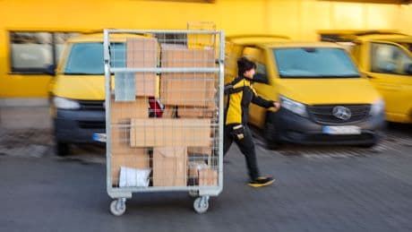 Privatkunden betroffen - DHL erhöht Preise für Pakete ins Ausland