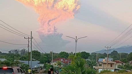 Höchste Warnstufe: Vulkanausbruch auf indonesischer Ferieninsel – Dutzende Flüge auf Bali gestrichen