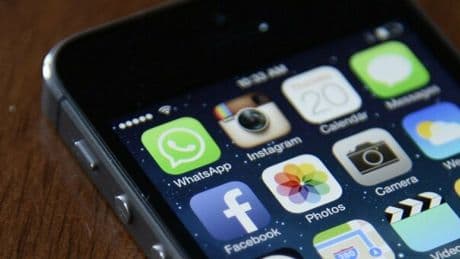 Notifiche, perché smettere di controllarle può portare benefici alla salute: meno danni al cervello (e alcuni studi lo confermano)
