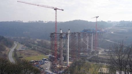 Baden-Württemberg - 3 Bauarbeiter stürzen mit Arbeitsgondel in den Tod