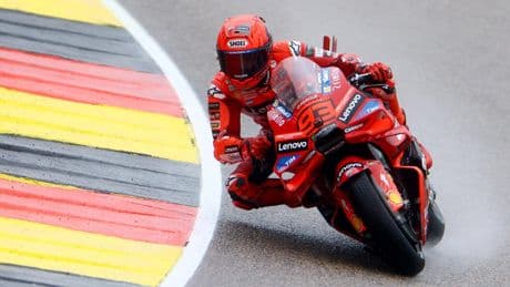 Ni la lluvia frena a Marc Márquez en Sachsenring: consigue su octava pole en el circuito alemán