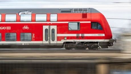 Sachsen-Anhalt: Jugendlicher wirft Fahrrad vor einfahrenden Zug