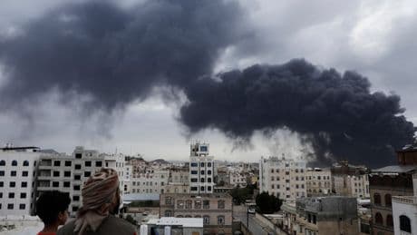 Israel bombardea el aeropuerto de la capital de Yemen