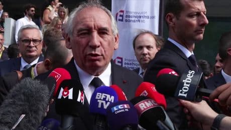 "En quoi est-ce un reproche?": François Bayrou se défend face à la polémique des oppositions "en vacances"