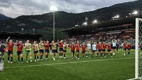 Noorse voetbalsters boeken tweede zege op EK, Zwitserland houdt zicht op kwartfinales na winst op IJsland