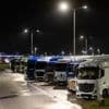Verkehr auf Autobahnen: „Kleinkrieg“ um Lkw-Plätze? Autoclub kritisiert Überfüllung
