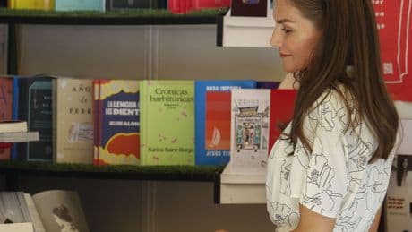 La Reina Letizia inaugura la Feria del Libro con el vestido perfecto para el verano