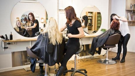 «Même métier, mêmes règles» : pourquoi les coiffeurs sonnent la charge contre les barbiers