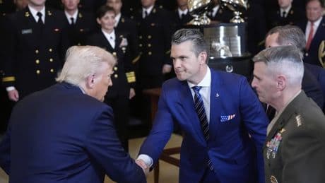 Pour l'administration Trump, cent jours jonchés de bourdes