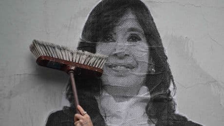 Cristina Kirchner, en prisión domiciliaria y con tobillera electrónica