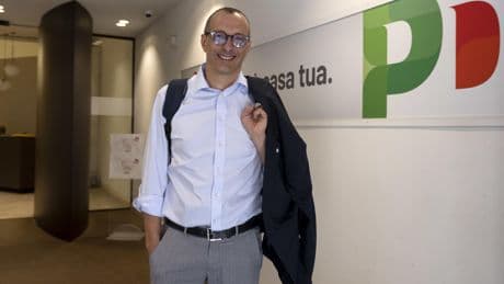 Marche: Ricci, indagato per corruzione, attacca la destra, ma gli alleati cominciano a sfilarsi