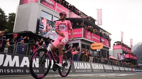 Giro d'Italia 2025, Isaac Del Toro trionfa in maglia rosa a Bormio nella 17esima tappa