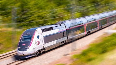 Un Polonais fait Paris-Valence à l'extérieur d'un TGV
