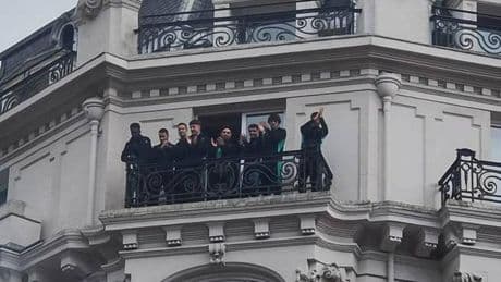 El detallazo de los jugadores del Athletic con la afición congregada en el Carlton