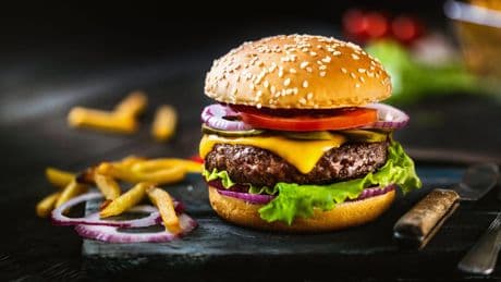 Polizeieinsatz im Fastfood-Laden - Kunde wählt Notruf wegen Salatblatt auf Burger