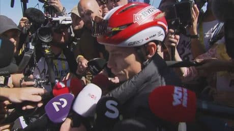 Vingegaard valt ná de finish op Mont Ventoux door fotograaf: 'Geen idee wat hij deed'