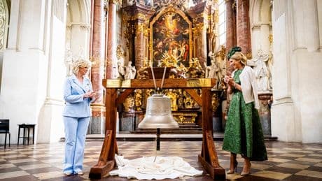 Dutch queen gifts bell made from Russian weapons to show solidarity with Ukraine