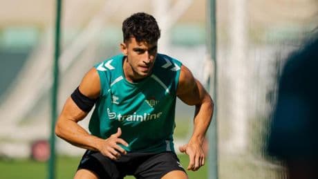 Marc Roca vuelve a entrenar con el grupo medio año después