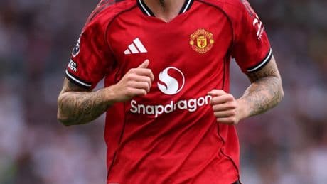 ‘Nowhere near’ – Gary Neville sends warning over Benjamin Sesko and questions ‘strange’ Man Utd move after Fulham draw