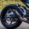 Il ne voulait pas que la pluie le mouille : l’excuse improbable d’un motard flashé à 180 km/h
