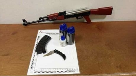 Fucile AK-47 tra la folla: 5 giovani terrorizzano i passanti a Trieste. L'arma è finta, ma scattano denunce e allontanamento