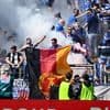 Diebstähle im Wert von 500 Euro: Fußballfans randalieren an einer Tankstelle
