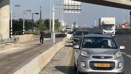 CNN TÜRK İRAN'IN VURDUĞU İSRAİL'DE | Arabalarını yol kenarına çektiler
