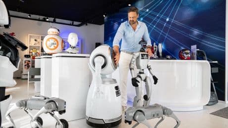 ‘De zorg wordt een hele grote markt voor humanoids – zij gaan straks boven je sloffen halen, of je pillen’