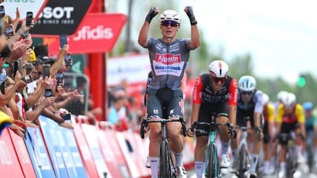 Hattrick voor Jasper Philipsen in Vuelta, leider Jonas Vingegaard pakt tijd op belager Joao Almeida