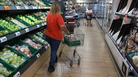 La cesta de la compra ha subido un 38,5% desde antes del covid: el pan, la carne, los huevos o el pescado nunca habían sido tan caros