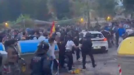 Los impactantes vídeos del momento en el que la conductora acelera en medio de la muchedumbre