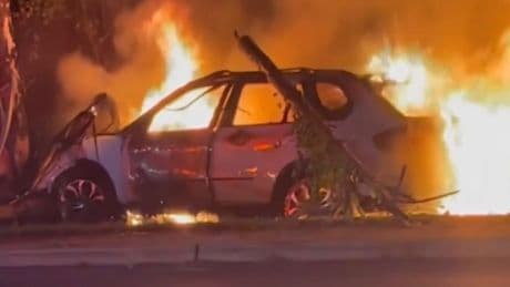 Sekunden vor der Explosion - Vater und Sohn retten Fahrer aus Wrack!