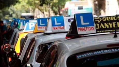 El Parlament propone que los funcionarios puedan ejercer de examinadores de conducir