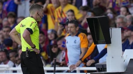 Los audios de la discordia del clásico: un "menos mal" se cuela en la sala del VAR antes de anular un gol al Barça