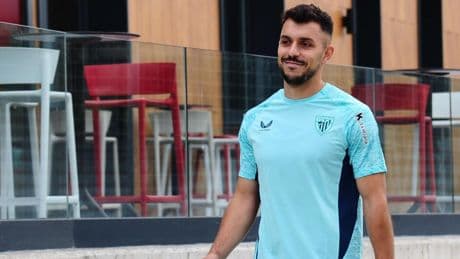 La defensa del Athletic se vuelve a quedar con tres centrales