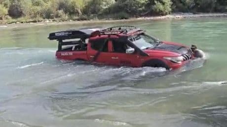 Munzur Çayı’na uçan araç kurtarıldı