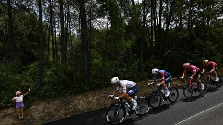 LIVE Tour de France: Wout van Aert terug in peloton, kwartet vluchters blijft vooraan