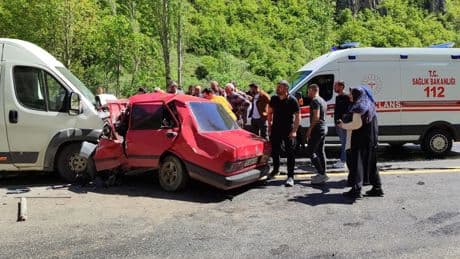 Erzurum'da feci kaza! Minibüs otomobille çarpıştı: 2 kişi öldü, 1 kişi yaralandı
