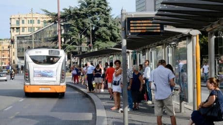 Genova, anticipata di due ore la gratuità dei bus per gli over 70: scatta alle 7.30. L’obiettivo: evitare le ore calde