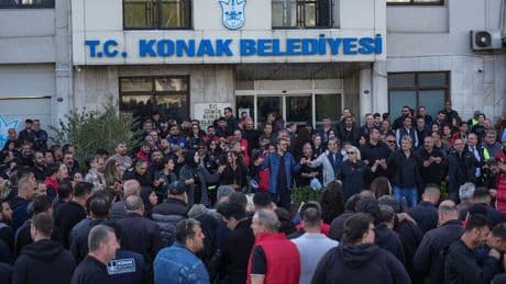 Konak Belediyesi işçileri düşük zamma, eksik yatan ücretlere karşı iş bıraktı