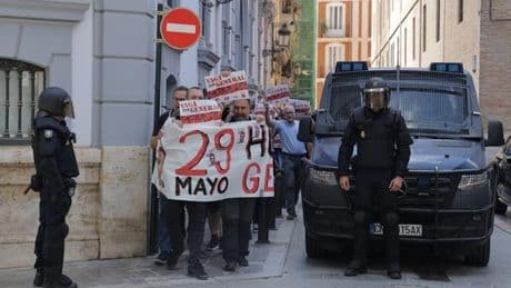 Una treintena de sindicalistas ocupan la patronal y piden la dimisión de Mazón