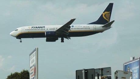 Ryanair, il volo ritarda di 7 minuti ma l'aeroporto di Berlino chiude: per 189 passeggeri odissea notturna in bus