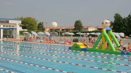 Bulli in piscina: ora si entra col documento. Troppe scorribande delle baby gang agli impianti, il titolare: «Carta d?identità o si resta fuori»
