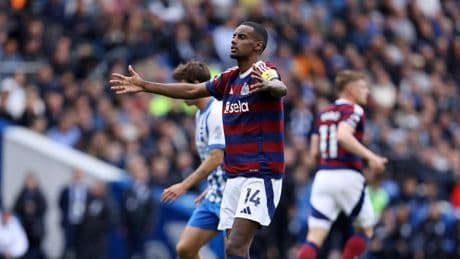 Isak mantiene cuarto al Newcastle